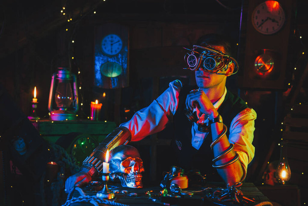 mężczyzna inżynier w okularach cyberpunk i strój steampunk w warsztacie - Zdjęcie, obraz