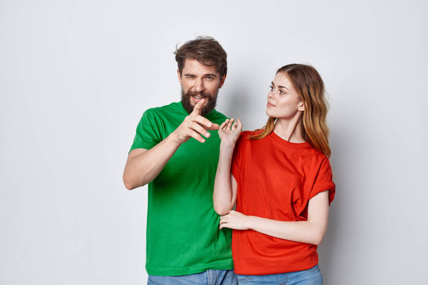 un jeune couple câlin amitié coloré t-shirts famille isolé fond - Photo, image