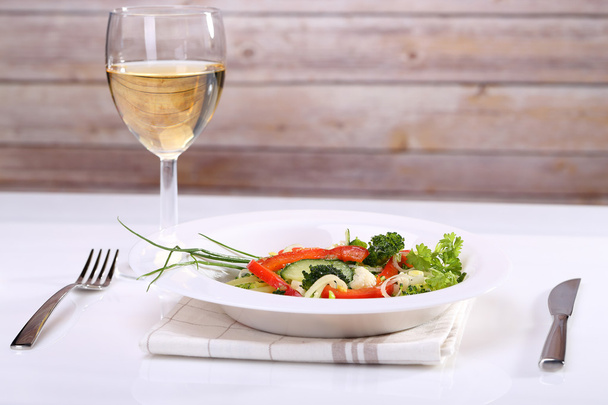 Vegetable salad and white wine - Foto, imagen