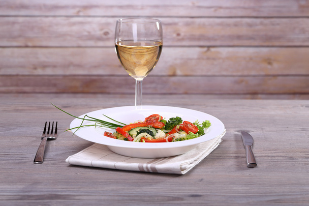 Vegetable salad and wine - Fotografie, Obrázek