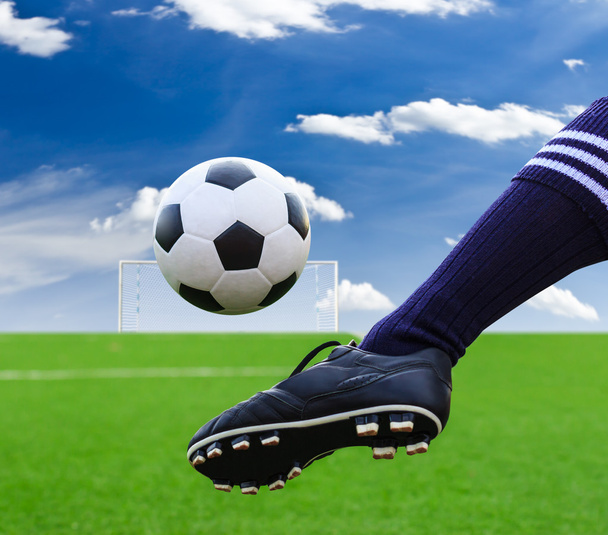 Foot kicking soccer ball - Zdjęcie, obraz