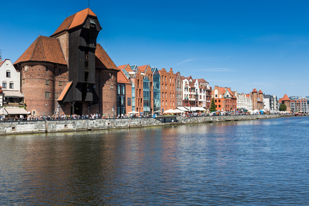 ГДАНСК, ПОЛЬША - 07 августа 2014 года средневековый портовый кран над рекой Мотлава. Этот портовый кран, построенный между 1442 и 1444 годами, является символом Гданьска и старейшим сохранившимся портовым краном в Эуре.
 - Фото, изображение