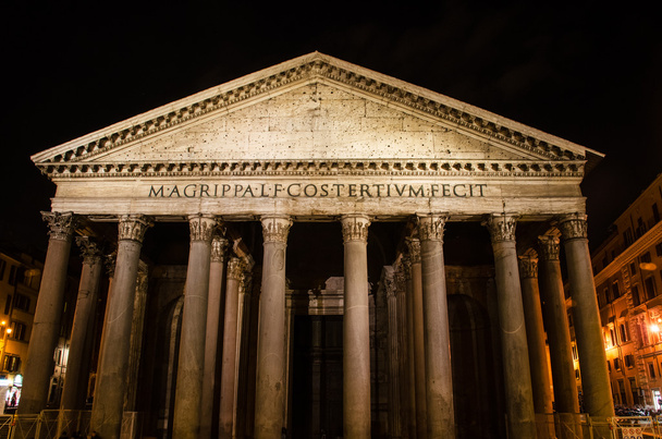 Façade du panthéon de Rome la nuit
 - Photo, image