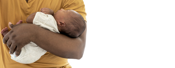 Afrika 'nın siyah teninin bulanık görüntüsü, 12 günlük yeni doğan erkek bebek, babasıyla yatıyor, beyaz soyutlanmış arka planda, aileye ve Afrikalı siyah tenli yeni doğmuş konsepte göre. - Fotoğraf, Görsel