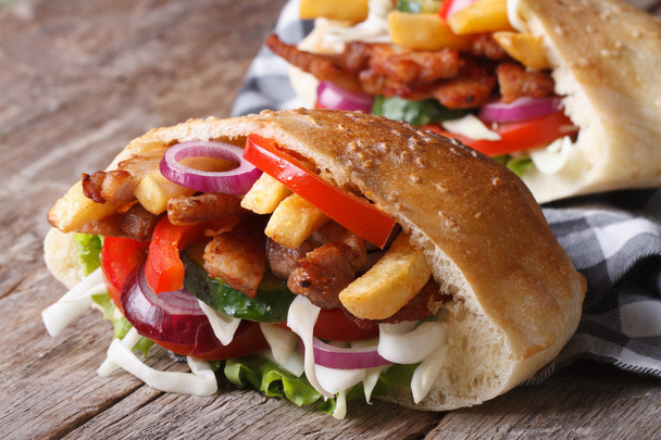 два шашлыка с мясом, овощами и картошкой фри в пита-хлебе
 - Фото, изображение
