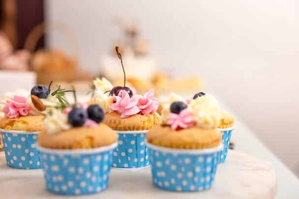 Vakantie cupcakes voor een verjaardag, een vrouwendag, of een moederdag. Thema van een feest. - Foto, afbeelding