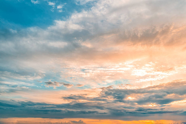 Hintergrund Himmel mit Wolken in der Morgendämmerung - Foto, Bild