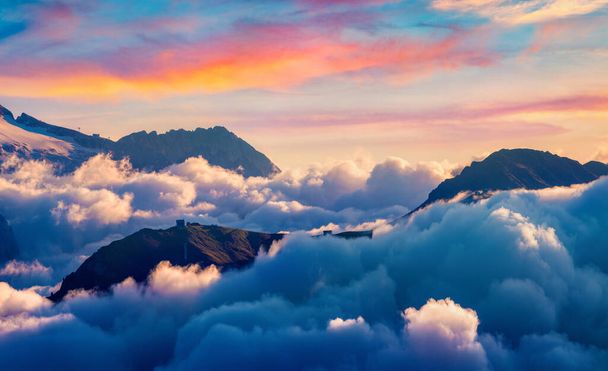 Espectacular escena del amanecer del valle de Val di Fassa. Impresionante vista matutina desde el paso de Sella de los Alpes Dolomitas, Italia, Europa. Belleza de la naturaleza concepto fondo - Foto, imagen