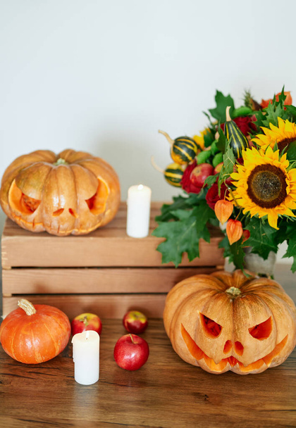 Halloween themafeest met pompoenen enge boze gezichten - Foto, afbeelding