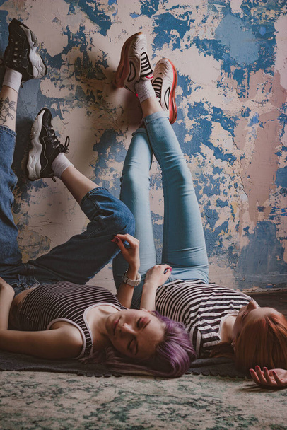 twins in striped t-shirts lie on the carpet - Foto, imagen