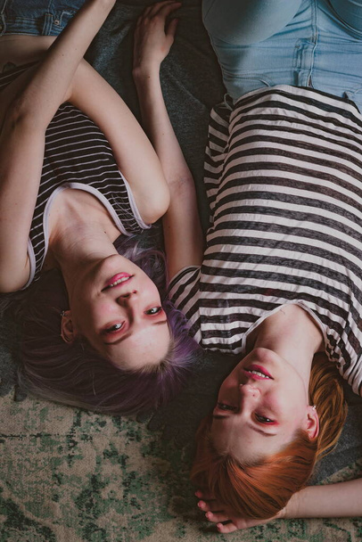 jumeaux en t-shirts rayés reposent sur le tapis - Photo, image