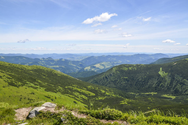 Vista panorâmica da pitoresca paisagem das Montanhas Cárpatas com encostas florestais, cordilheiras e picos. Férias nas montanhas.  - Foto, Imagem
