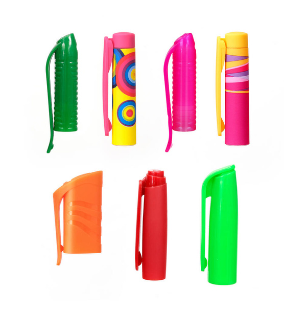 Set de capuchons en plastique pour stylos à billes et marqueurs isolés sur fond blanc - Photo, image