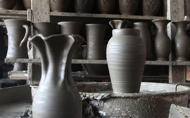 Ručně vyráběné vázy v keramické dílně - Fotografie, Obrázek