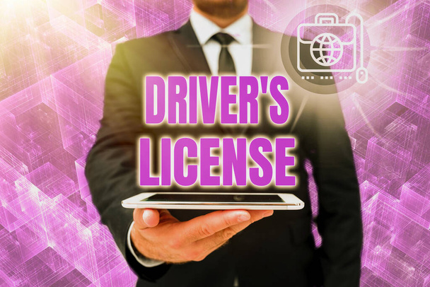 ドライバSライセンスの表示に署名します。Word文書に書かれている人がオフィスで自動車の男を運転することを可能にする新しい近代的な技術を示す統一保持タブレット. - 写真・画像