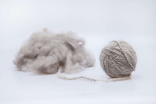 Hilado de lana cruda enrollado en una bola
 - Foto, Imagen