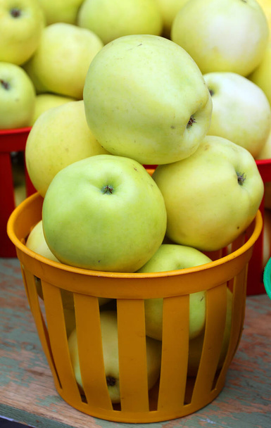 Яблоки на рынке - это лиственное дерево в розах семейства, наиболее известное своим сладким, помпезным фруктом, яблоком. Культивируется по всему миру как фруктовое дерево - Фото, изображение