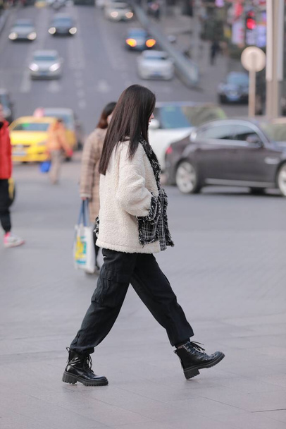 young woman walking in the city - Fotoğraf, Görsel