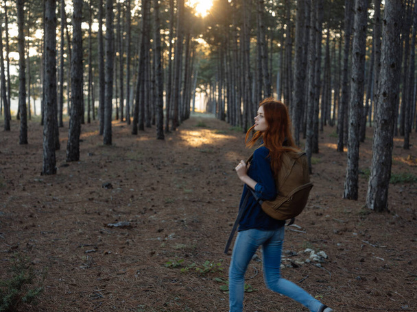 vrouw met rugzak in het bos op reis. Hoge kwaliteit foto - Foto, afbeelding