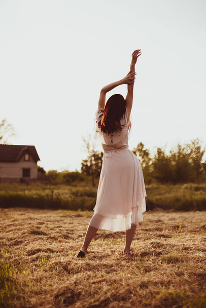 Щаслива приваблива жінка насолоджується теплим сільським літом у романтичній сукні шифон
 - Фото, зображення