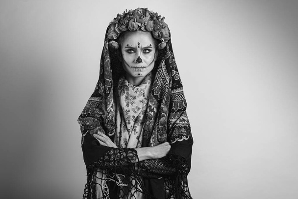 黒と白の感情的な肖像画,カラベラ・カトリーナは、体に様々な感情的なジェスチャーを示しています,顔,スカーフで,見て、側面から,碑文のための場所.Dia-de -los -muertos 。死の日. - 写真・画像