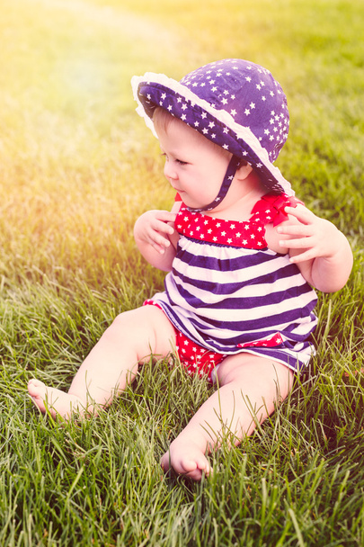 Bonito bebê menina no parque
 - Foto, Imagem