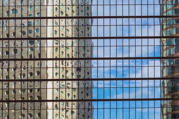 magas irodaépület homlokzata részleges kilátással az anem tükörképe - Fotó, kép