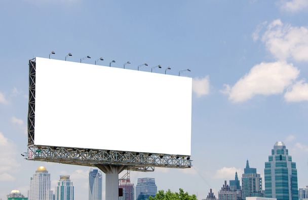 velké prázdné billboard na silnici s město na pozadí - Fotografie, Obrázek