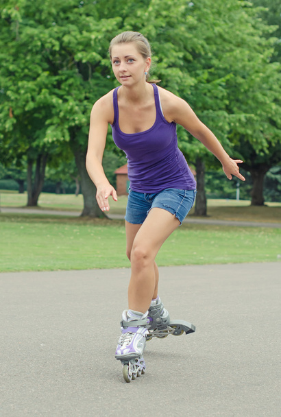 Femme patine rollers dans le parc
. - Photo, image