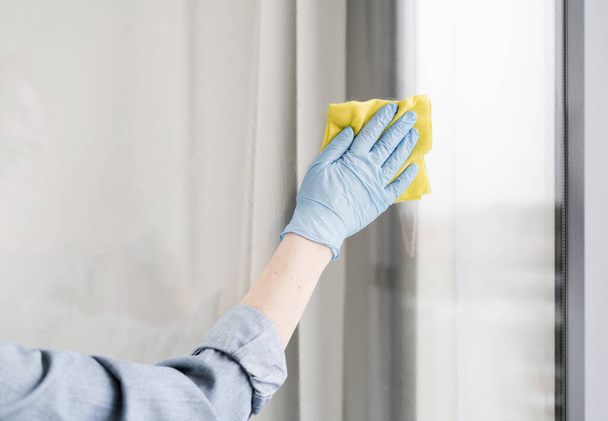 mujer con guante de goma limpiando ventana. concepto de foto hermosa de alta calidad - Foto, imagen
