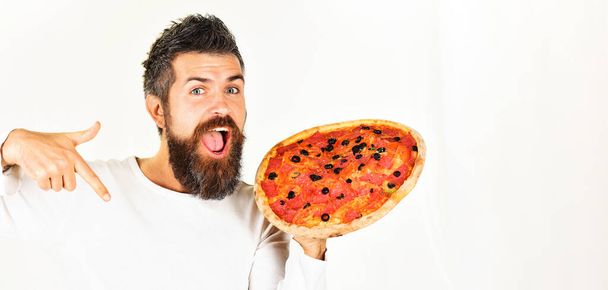 Hombre barbudo sonriente con pizza. Pizzería. Almuerzo. Un bocadillo. Comida rápida. entrega de pizza. Copiar espacio. - Foto, imagen