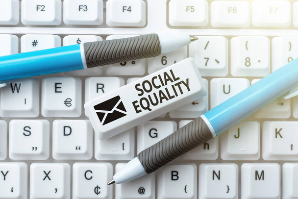 Текст рукопису "Соціальна рівність". Бізнес-ідея застосовує занепокоєння справедливістю та справедливістю до соціальної політики Інтернет-перегляд та онлайн-дослідження Навчання Введення ваших ідей
 - Фото, зображення