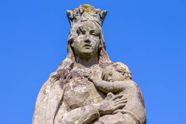 Monumento hecho de piedra por la Madre de Dios con Jesús en sus brazos - Foto, Imagen