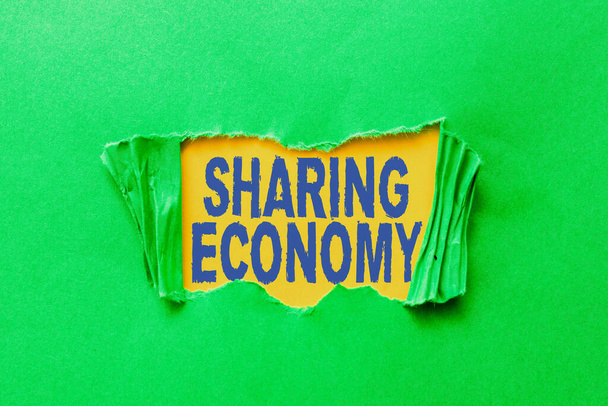 Textschild zur Sharing Economy. Geschäftsansatz Gemeinsamer Konsum oder peertopeerbasiertes Teilen Entdecken neuer Chancen Frische Ideen Grenzdurchbruch - Foto, Bild