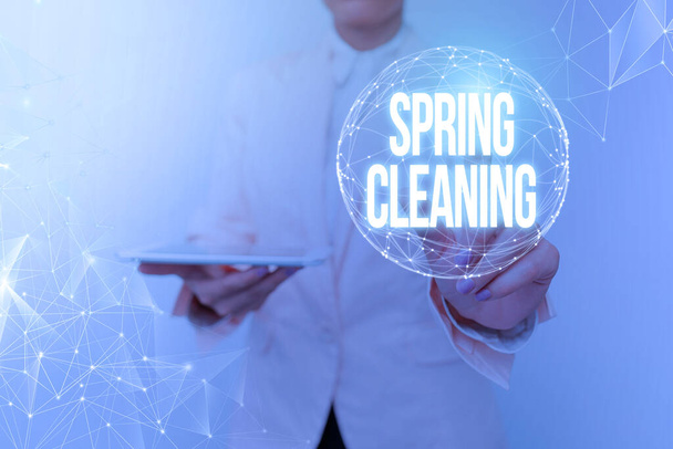 Znak pisma ręcznego Spring Cleaning. Internet Koncepcja dokładne sprzątanie domu lub pokoju podczas wiosny Kobieta w garniturze gospodarstwa Tablet z okrągłym wyświetlaczem holograficznym. - Zdjęcie, obraz