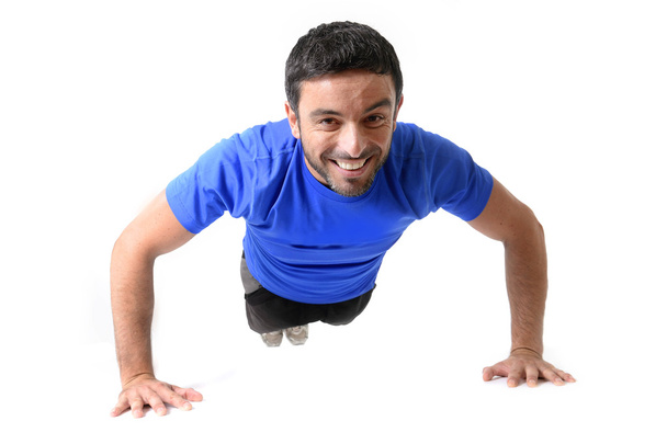 Привабливий спортсмен тренування штовхає вправи ізольовані на білому
 - Фото, зображення