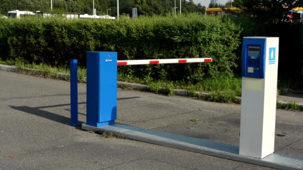 barrière in de parkeerplaats - machine op parkeerkaarten - struiken op achtergrond - Video