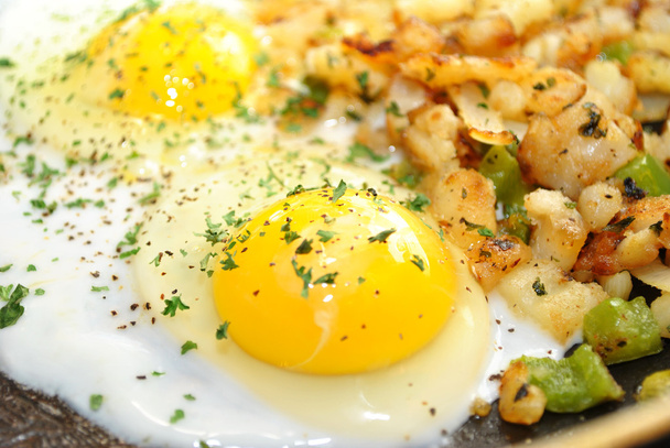 zbliżenie jaj i potates na patelni - Zdjęcie, obraz