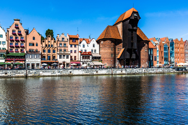 eski şehir, Gdansk Polonya motlawa nehir ve ucunda vinç ile pitoresk sahne.  - Fotoğraf, Görsel