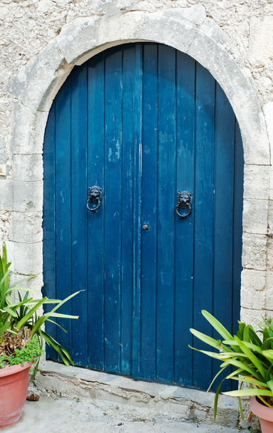 régi kék fából készült ajtó-kréta - Fotó, kép