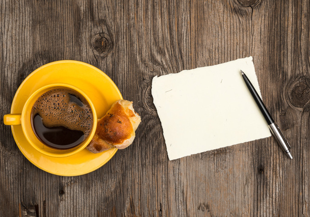 friss croissant, kávé és egy jegyzet könyv - Fotó, kép