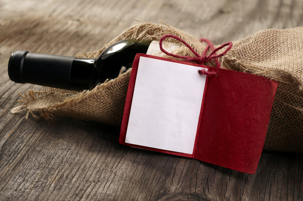 fles rode wijn met een bericht - Foto, afbeelding