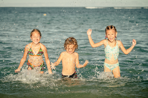 щасливі діти грають на пляжі в день
 - Фото, зображення