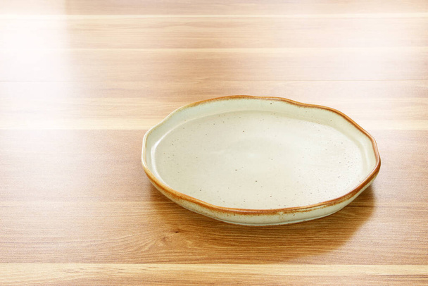 modern plate on wood table background - Foto, Bild