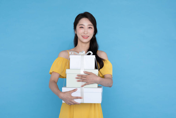 shopping event concept, beautiful Korean Asian woman in yellow summer holding gift boxdelivery box - Φωτογραφία, εικόνα