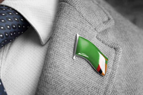 Metalowa odznaka z flagą Zambii na klapie garnituru - Zdjęcie, obraz