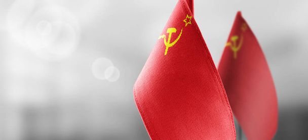 Pequeñas banderas nacionales de la URSS sobre un fondo claro y borroso - Foto, Imagen