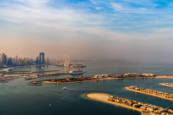Dubai, EAU 09.24.2021 Dubai city skyline on early morning hour. Marina de Dubaï et vue partielle sur Palm Jumeirah. - Photo, image