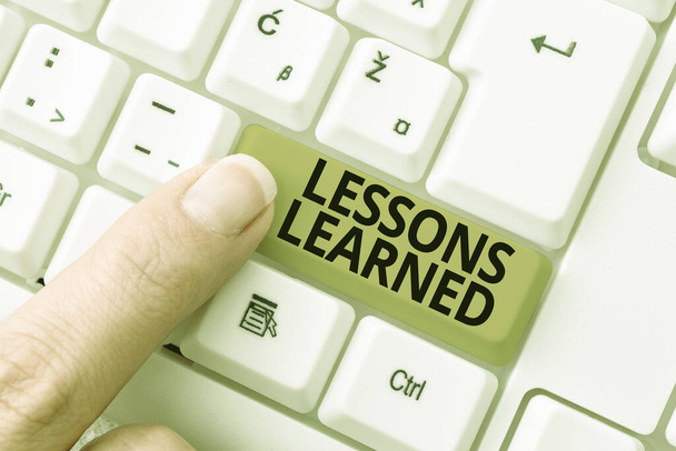 Szövegek megjelenítése Lessons Learned. Üzleti kirakat Elősegíti a tapasztalatokból származó ismeretek megosztását és felhasználását Typist Creating Company Documents, Abstract Speed Typing Ideas - Fotó, kép