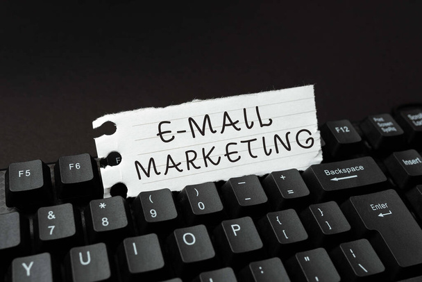 Inspiráció az E-Mail Marketing jeleit mutatja. Konceptuális fotó Ecommerce Reklám Online értékesítés Hírlevelek Promóció Online Böngészés és Felfedezés, Létrehozása Blog Tartalom, Küldés Új üzenetek - Fotó, kép